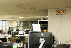 情報システム部の事務室に設置されたタイムディスプレイ「TD-450」（右上）