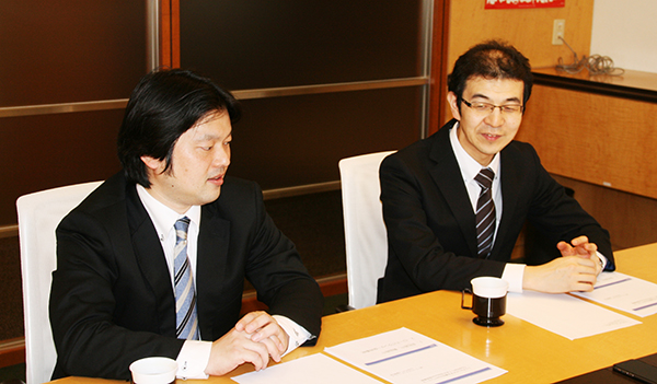 左からワークスアプリケーションズ株式会社 浅野氏、佐藤氏