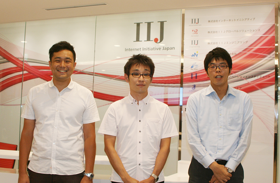 左から株式会社インターネットイニシアティブ ネットワーク技術部 根本 昂 氏、システム技術部 鈴木 哲司 氏、弊社NS営業部 海野 俊