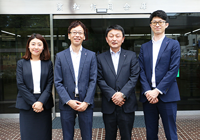 野田様(中右)、伊藤様(中左)、池上様(右)と弊社・中居(左)